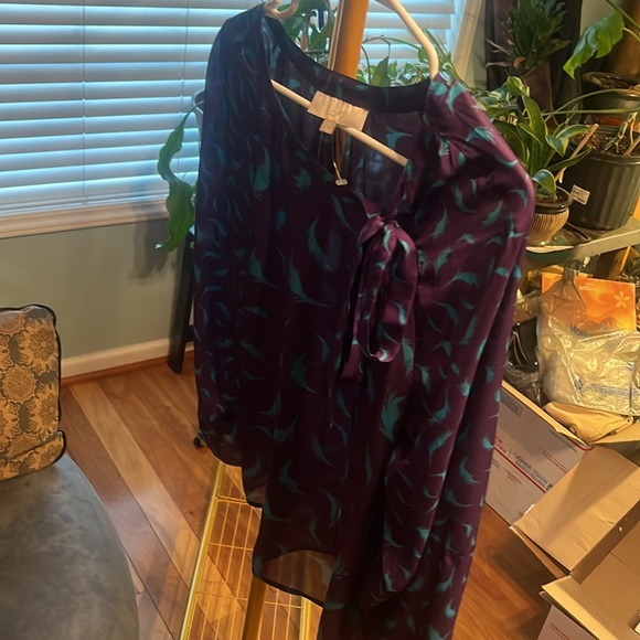 Ann Taylor Loft size medium polyester blouse, purple/teal, vey lightweight, NWOT - Picture 3 of 5